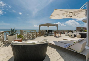 Gorgeous direct oceanfront endless summer cottage. 6877S